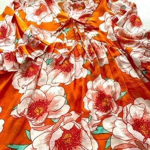 C&C California gorgeous bright peach floral empire bodice blouse. Beautiful!🌼